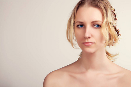 金色的头发皮肤护理画像的白种人美女照片