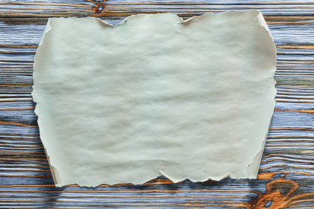蓝色木质背景的复古纸卷