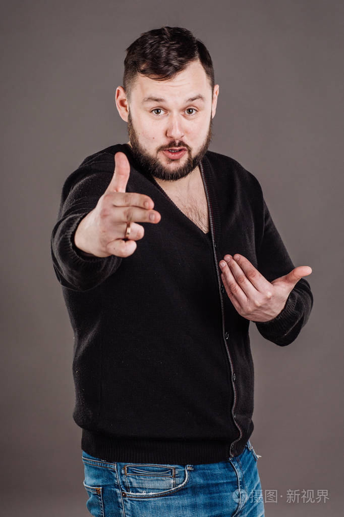 商人做枪的手势