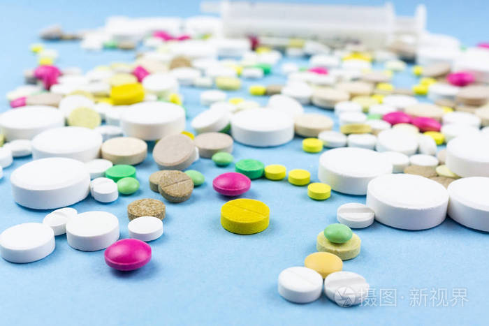 什锦的医药丸, 片剂, 胶囊在蓝色的背景