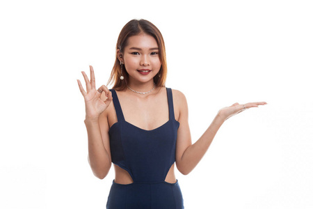 美丽的年轻亚洲女子显示棕榈手和 Ok 的手势