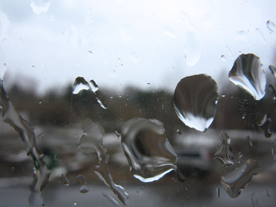 窗口玻璃和雨水滴