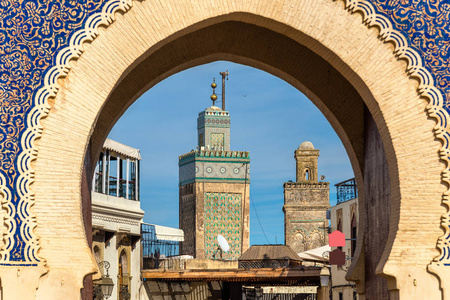宣礼塔的 Fes 看到通过 Bab Bou Jeloud 门。摩洛哥