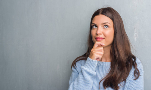 女孩思考问题图片