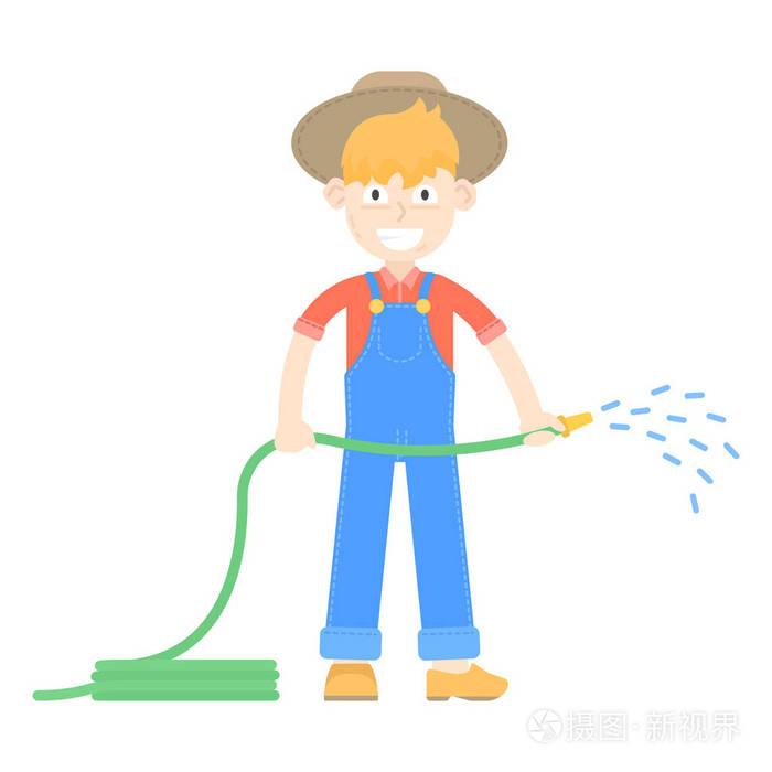 农民戴着帽子穿着与软管浇水蓝色连身裤