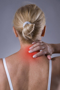 颈部疼痛，按摩女性的身体，在女人的身体疼痛