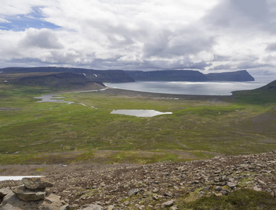 latrar 西峡湾自然保护区的 adalvik 与 Hornstrandir 在冰岛有湖泊和河流, 绿草草甸, 海滩, 海洋