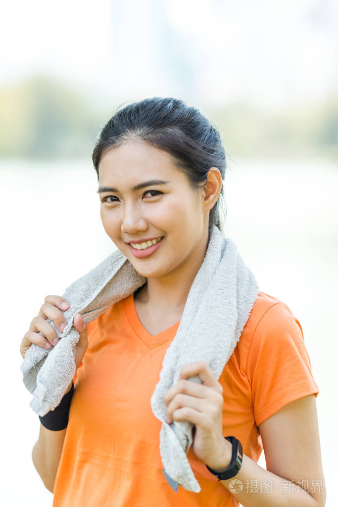 迷人的自信微笑年轻亚裔女子赛跑者的肖像