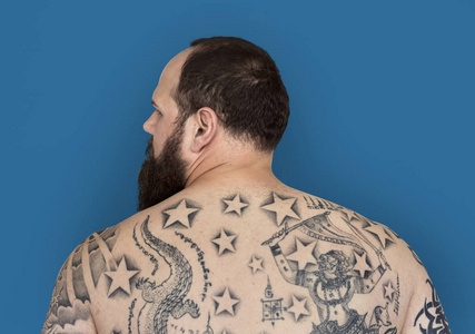 背上的纹身的男人照片