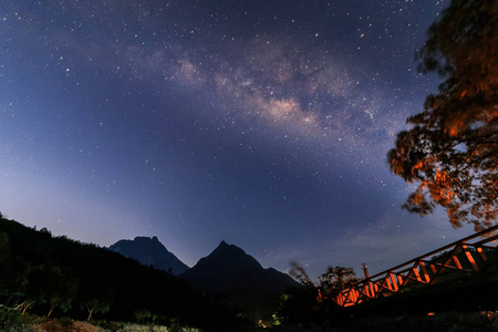神奇美丽的夜空银河银河, 美丽的银河在婆罗洲, 长曝光照片, 与谷物。图像包含一定的纹理或噪声和软焦点