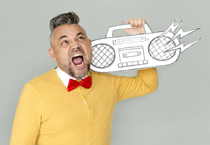 男人抱着收音机立体声图片