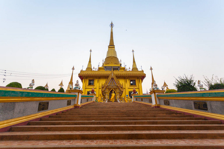 泰国 Nakornsawan Kiriwong 寺高山上的金色宝塔上的风景日出
