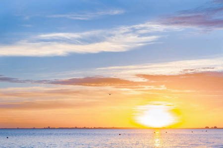 美丽的夏日日落, 乌云密布海面