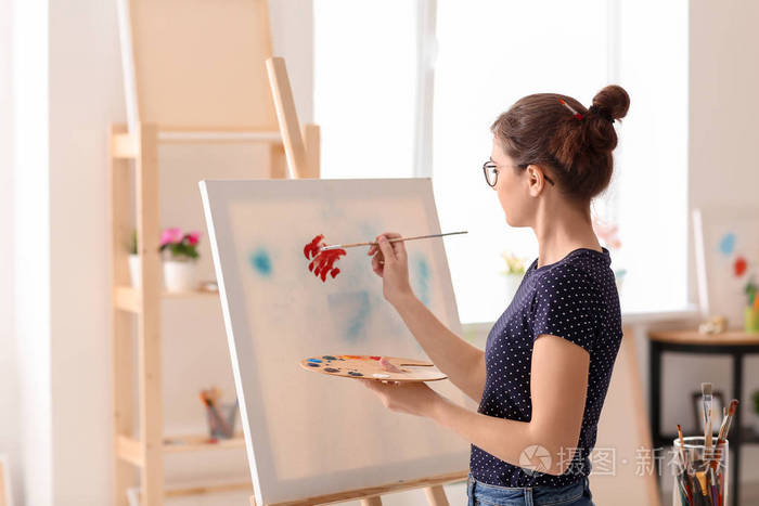 女画家在车间里画图画