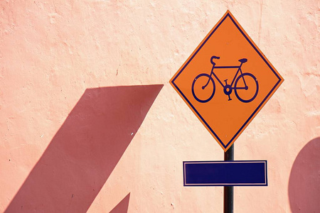 道路标志。自行车前方道路标志