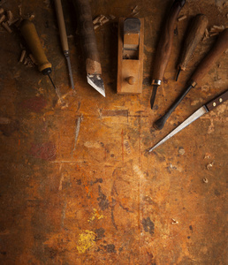 手上老的木制工作台工具的木材