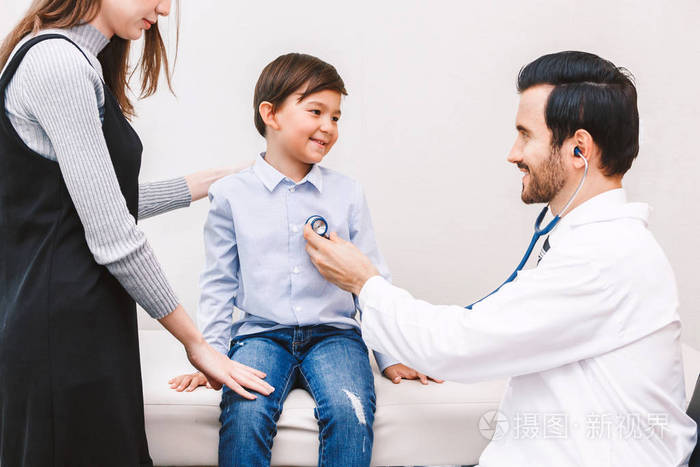 医生检查小男孩与听诊器在医院. 保健和医药