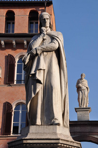意大利维罗纳诸位广场但丁的但丁雕像