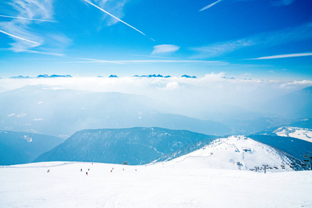 美丽的滑雪胜地在奥地利阿尔卑斯的中间。在山顶上