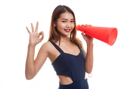 年轻漂亮的亚洲女人显示 Ok 宣布与扩音器