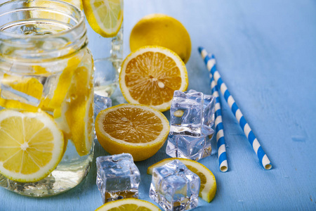 用柠檬清凉冰水准备饮用。饮食的概念。减肥减肥法