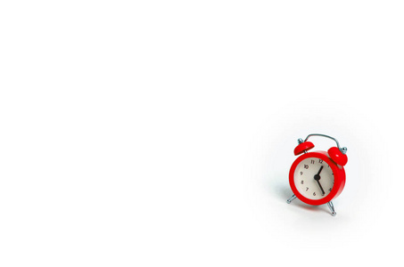 白色背景上的红色闹钟。时间和计划的概念。过去, 未来和现在。极 简 主义。免费或营业时间。寿命。时间的抽象