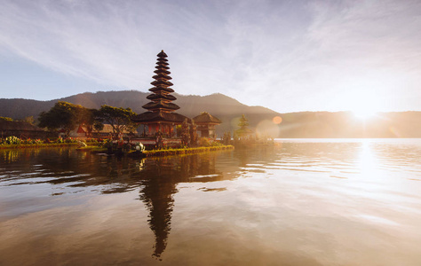 黎明在湖的寺庙到巴厘岛的海岛, 印度尼西亚