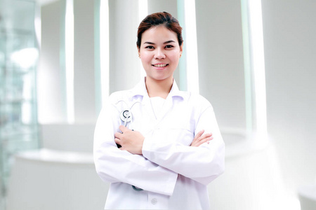 药剂师的化学家和医学医生女人亚洲与 stethoscop