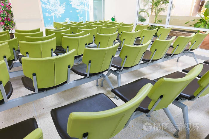 空绿色公共座位上美丽 & 现代等候区