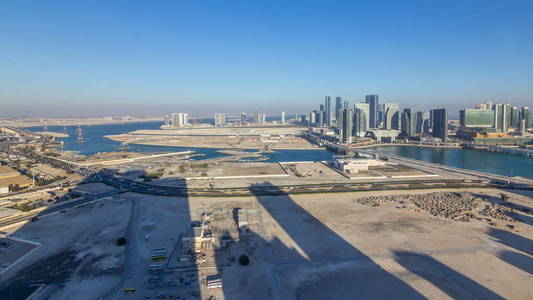 阿布扎比市中心的空中地平线从上面的 timelapse 日落前与摩天大楼的阴影