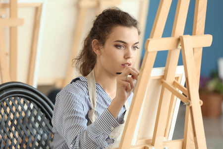 画家学校班级中的女学生图片