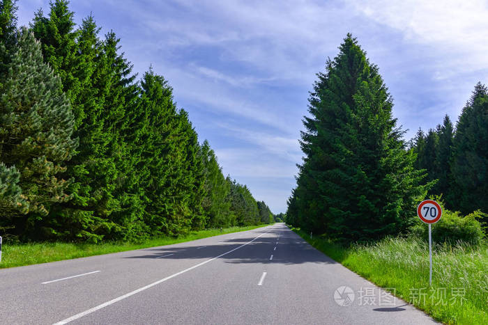 长平直的路与没有人前面空与树在边在 eifel 德国作为模板