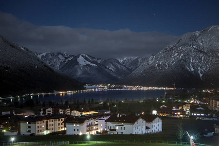 Achensee 和 Pertisau 从 Maurach，奥地利的夜景