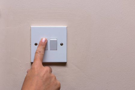手指推房子手指关灯节省消耗和能源照片