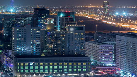 阿布扎比市中心的空中地平线从上夜 timelapse 与照明的摩天大楼与交通道路上