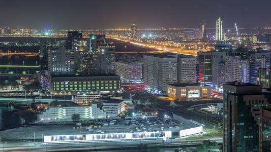 阿布扎比市中心的空中地平线从上夜 timelapse 与照明的摩天大楼与交通道路上