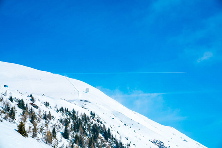 美丽的滑雪胜地在奥地利阿尔卑斯的中间。在山顶上