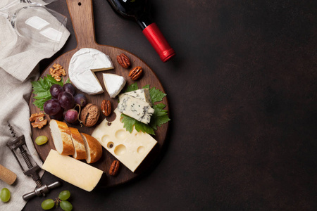 葡萄酒, 奶酪, 葡萄, 面包和坚果。具有文本空间的顶部视图
