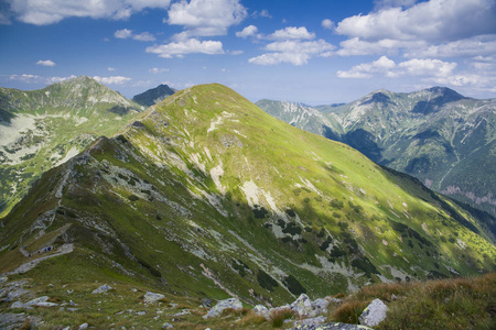 Baraniec 的山路, 是斯洛伐克西部 Tatras 的最高山峰之一。斯洛伐克 Tatra 山美丽的风景在途中到山小屋