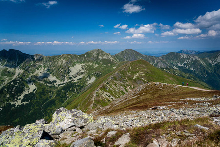 西部 Tatra 山的风景。从 Baraniec 的顶峰, 在斯洛伐克的一座山上观看。斯洛伐克 Tatras 的徒步旅行小径