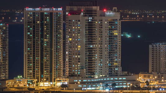 阿布扎比市中心的空中地平线从上面的夜晚 timelapse 与照明摩天大楼