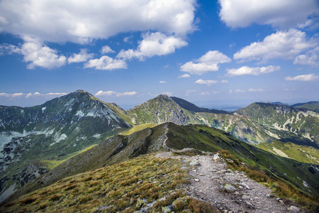 Baraniec 的山路, 是斯洛伐克西部 Tatras 的最高山峰之一。斯洛伐克 Tatra 山美丽的风景在途中到山小屋