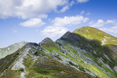 Baraniec 的山路, 是斯洛伐克西部 Tatras 的最高山峰之一。斯洛伐克 Tatra 山美丽的风景在途中到山小屋