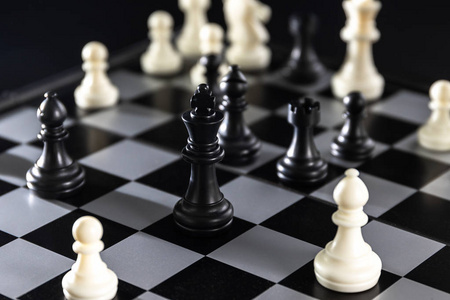把棋盘上的棋子合上, 在玩牌上放上国际象棋的棋子。