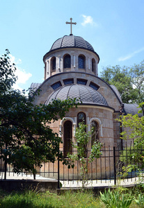 保加利亚索菲亚的一个小教堂。这座建筑有一个圆形的形状, 墙上衬着大理石。屋顶和圆顶覆盖着黑色菱形瓷砖。拱形窗户被装饰格子带走