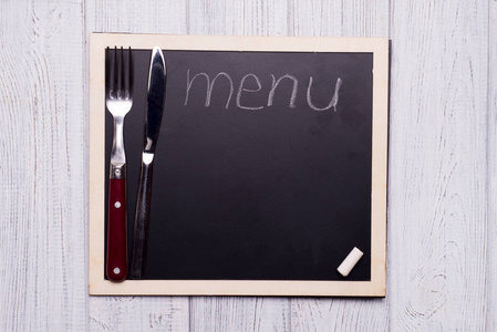 用刀和叉菜单黑板