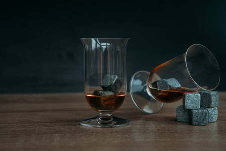 石头为冷却威士忌和玻璃 tulup 上深色木制背景