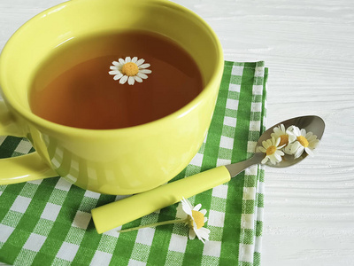 菊花花, 杯茶在白色木质背景上