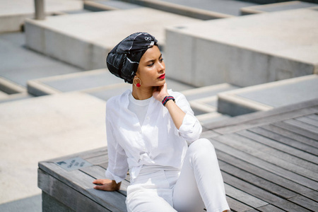 一个年轻的穆斯林妇女的肖像戴头巾 头巾, 盖头。她优雅迷人