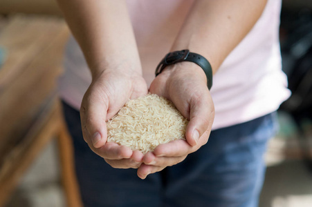 人拿着一份香米长米在棕榈